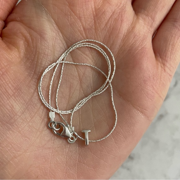 ‘T’ initial necklace - Picture 5 of 6